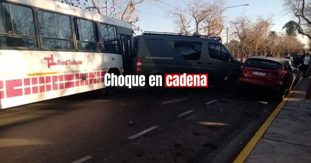 Un colectivo provocó un choque en cadena frente a la Escuela Polivalente