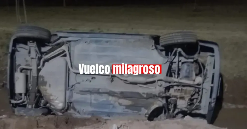 Un joven perdió el control de su vehículo, chocó y cayó a una zanga