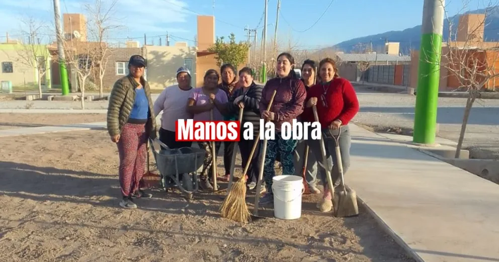 Por falta de ayuda del municipio, vecinas de un barrio se organizaron para limpiar y arreglar la placita