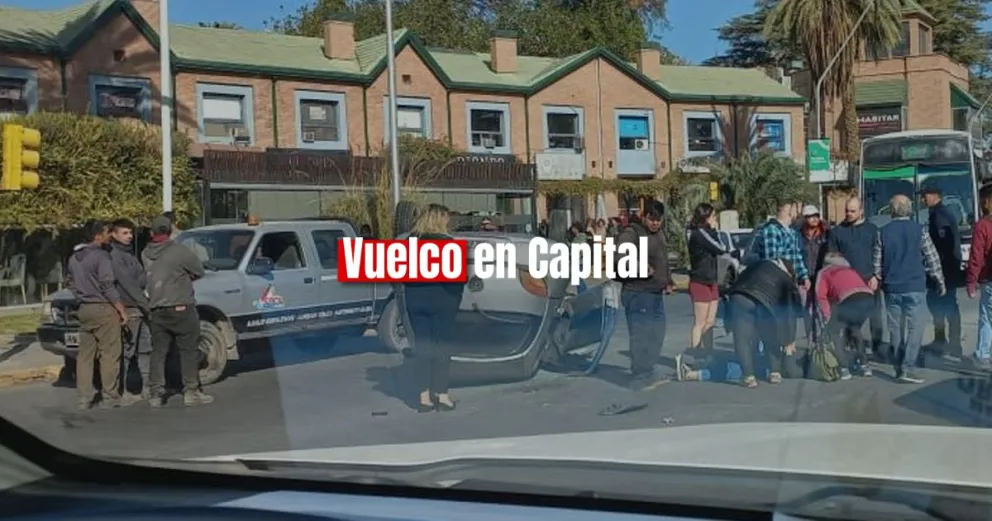 Un auto volcó frente al del Bono shopping