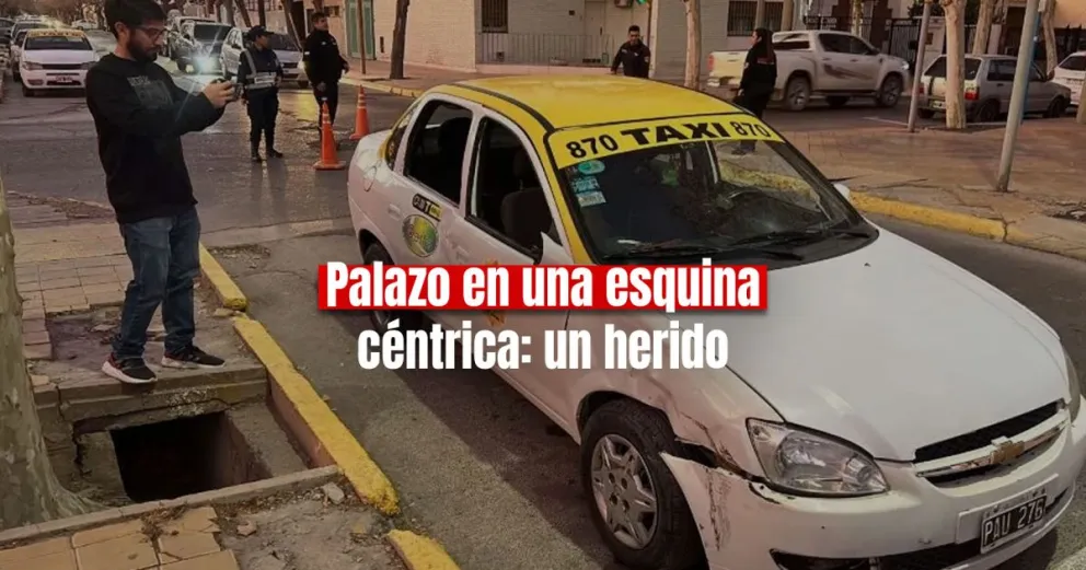 Fuerte choque entre un taxi y una moto en un cruce céntrico