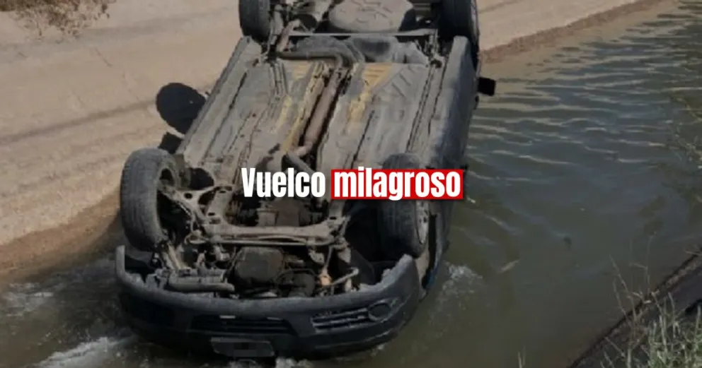 Una mujer volcó con su auto y cayó a un canal 
