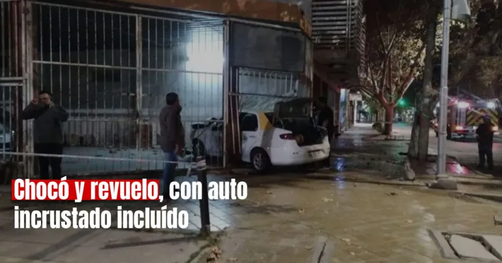 Un fuerte choque terminó con un auto incrustado en una esquina