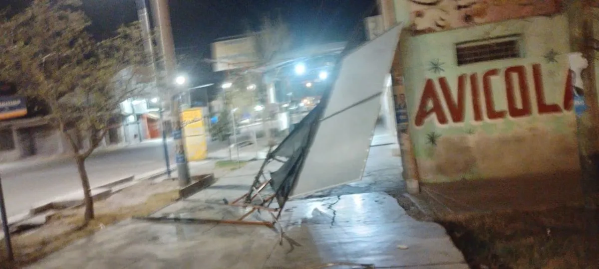 Cartel publicitario que se voló por el viento