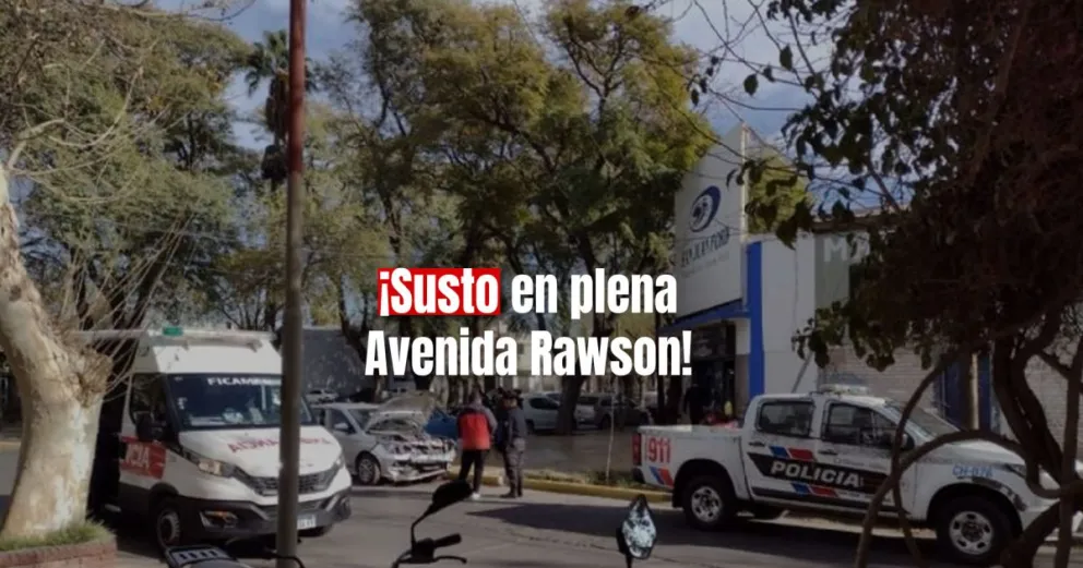 Dos autos chocaron y uno de ellos terminó en la vereda