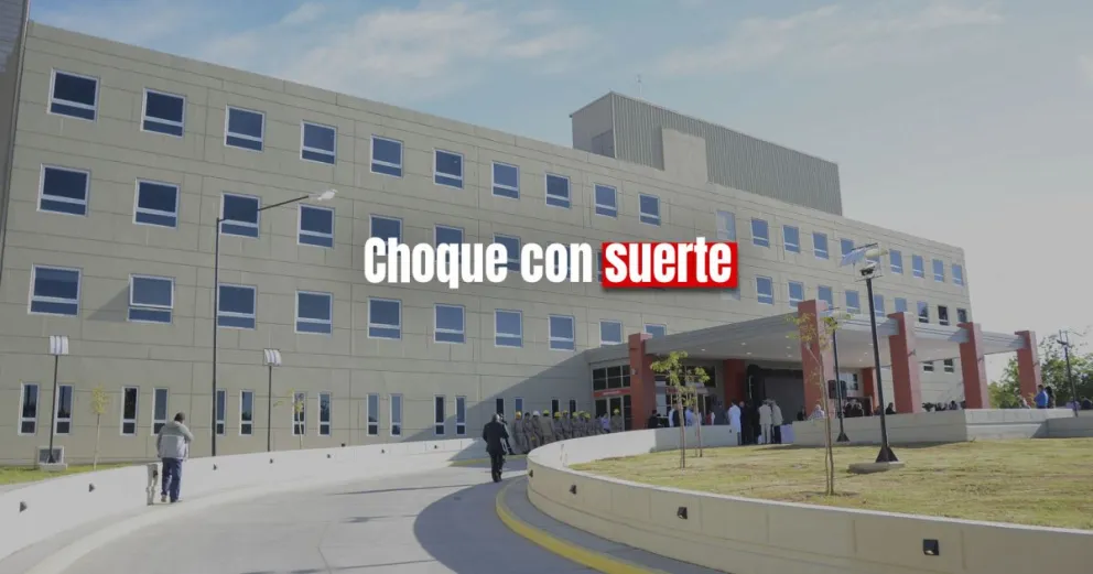 Chocó contra un poste de luz, rebotó y terminó impactando en un árbol