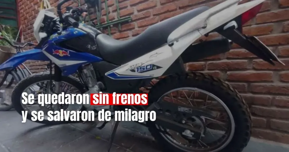 Dos personas iban en moto, se quedaron sin frenos y terminaron chocando contra una casa 