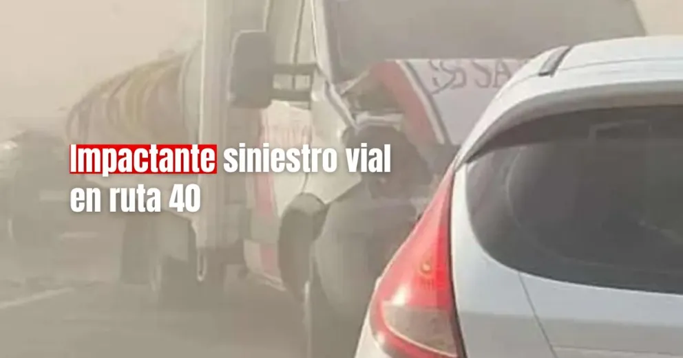Espectacular colisión entre dos vehículos de la misma empresa: Un camión y una camioneta