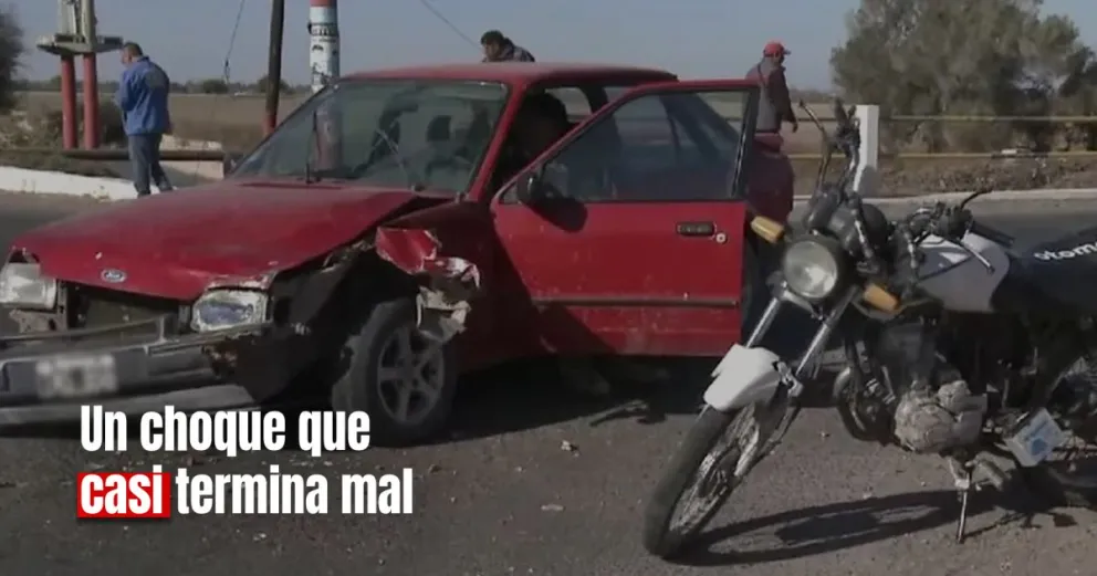 En San Martín, una motociclista casi cae a un canal tras chocar contra un auto