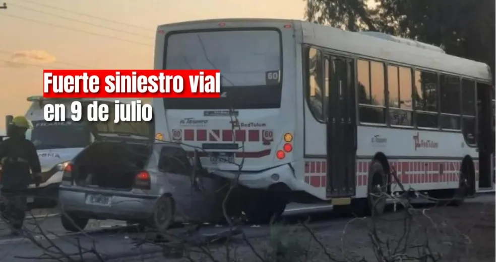 Un auto impactó con la parte trasera de un colectivo
