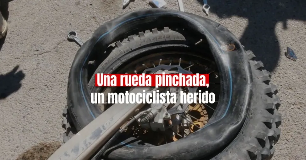 Se le pinchó la rueda de la moto, cayó al asfaltó y quedó herido
