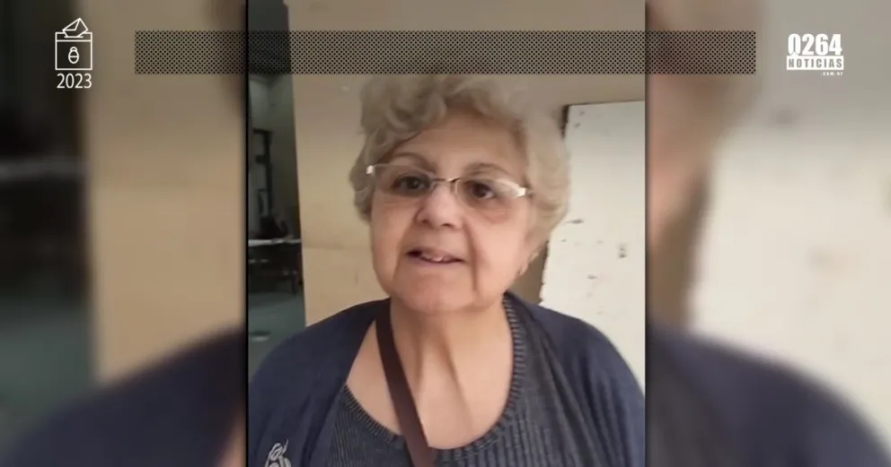 María Teresa, la primera en votar en la Escuela Antonio Torres 