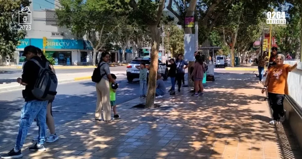 Los colectivos son gratuitos y así se viaja en el domingo electoral