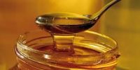 Prohibieron la venta de dos productos de miel que se vendían en botellas de vino 