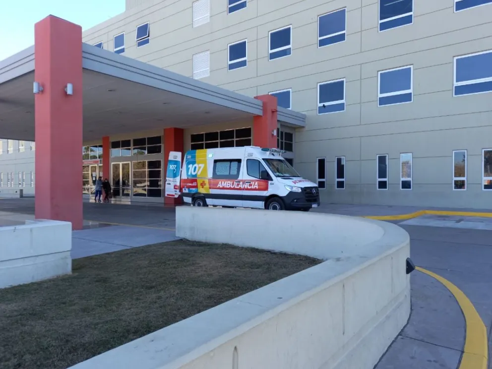 Un motociclista terminó hospitalizado tras ser embestido por un auto 