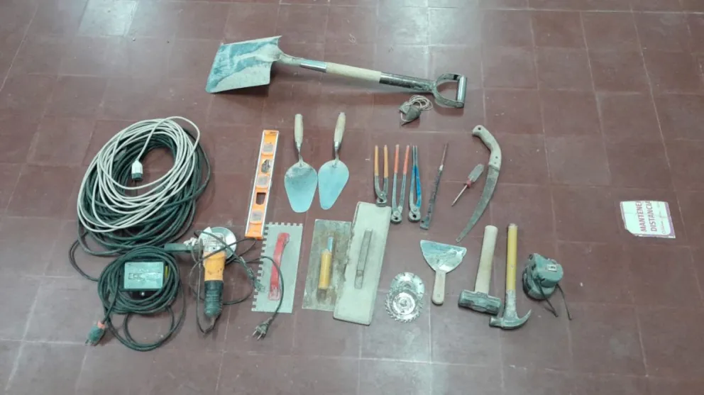 Un hombre y un menor de edad robaron un botín de herramientas