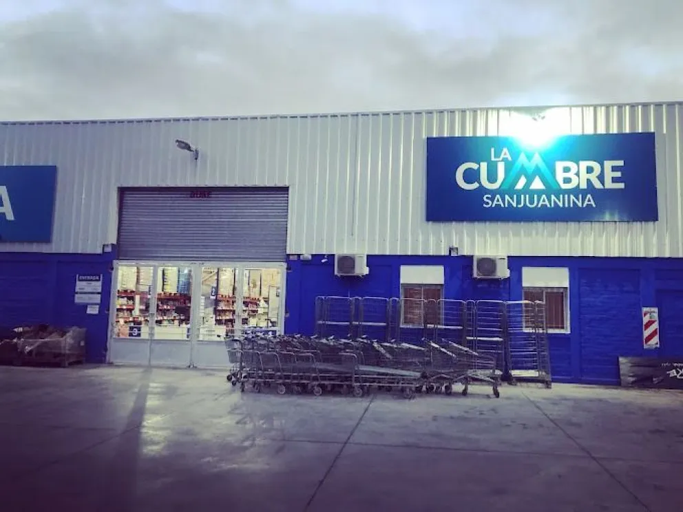 Escracharon a un ladrón que robó en el supermercado La Cumbre 
