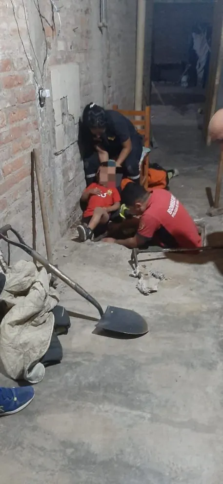 Bomberos rescataron a un nene que quedó atorado en un caño de PVC