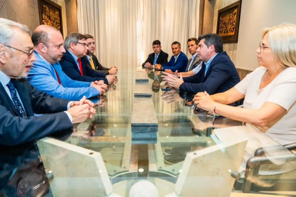 Marcelo Orrego se reunió con representantes de la embajada de Chile
