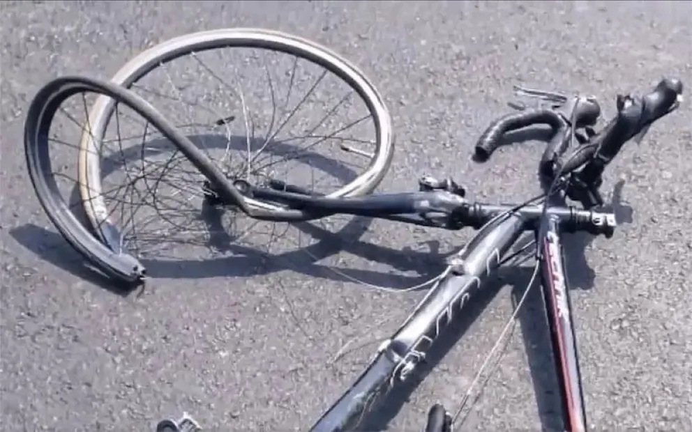 Una joven ciclista tuvo un ataque de pánico tras embestir un auto