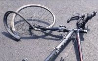 Siniestro vial en Albardón: un ciclista fue impactado por un auto tras esquivar un pozo