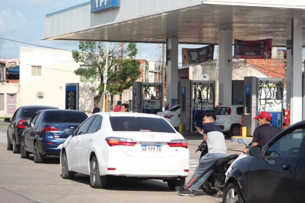 Sigue la odisea por cargar combustible