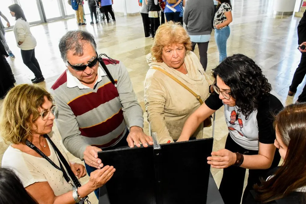 Alumnos con discapacidad pudieron explorar la obra "El Principito" en una visita táctil 
