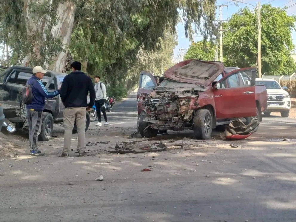 Fuerte choque entre dos camionetas y un motociclista en La Bebida