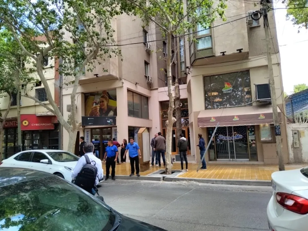 Atacaron a un joven que quería vender dólares en un departamento céntrico