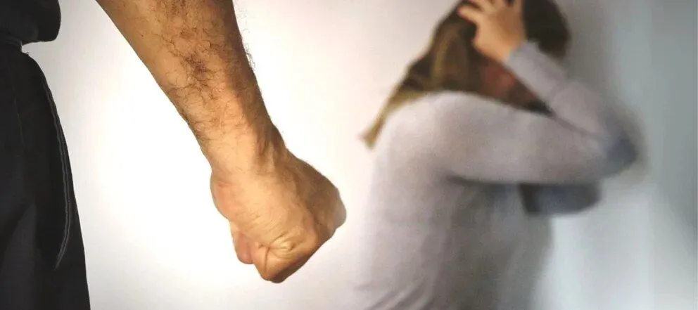 Un hombre fue condenado por golpear a su pareja y a su cuñada