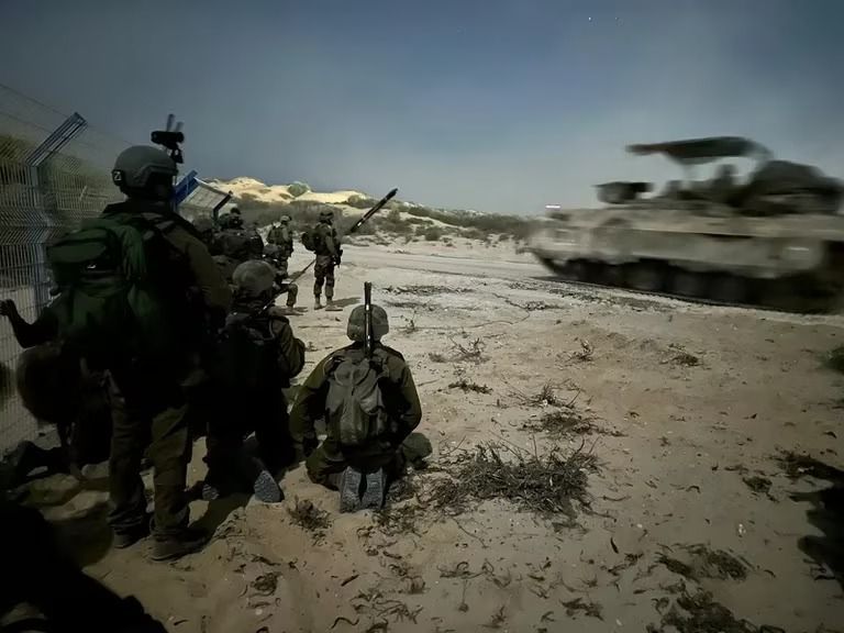 Israel concentra los ataques a dos kilómetros de los suburbios de Gaza 