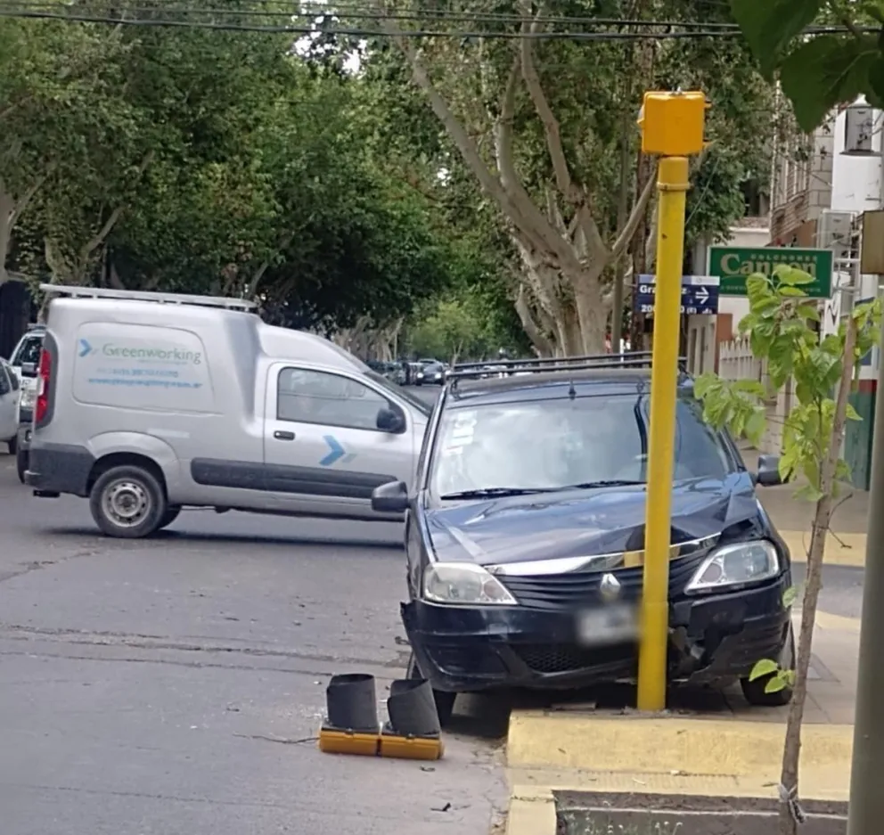 Esquina del terror: nuevamente un siniestro vial  destruyó un semáforo