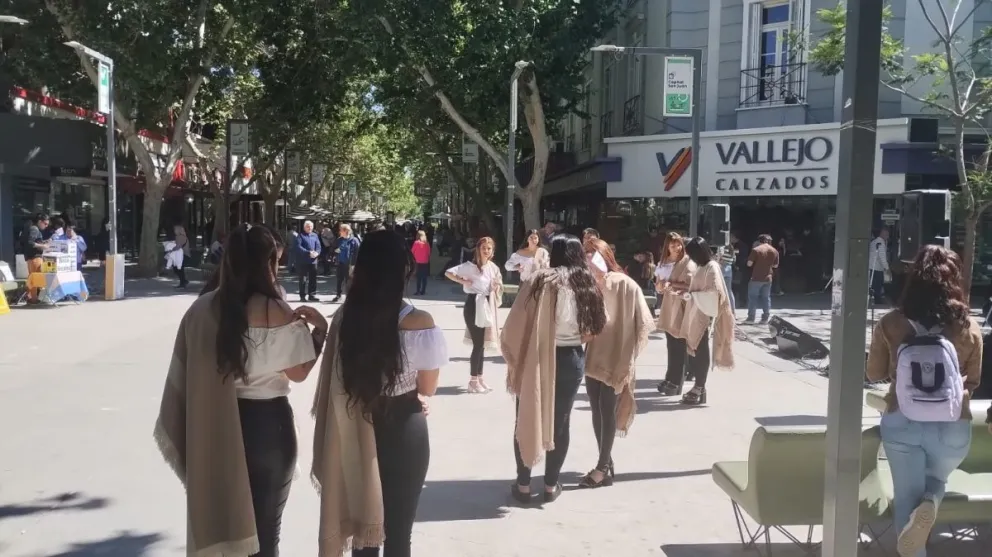 Las candidatas a paisanas de la Tradición llegaron a la Peatonal sanjuanina