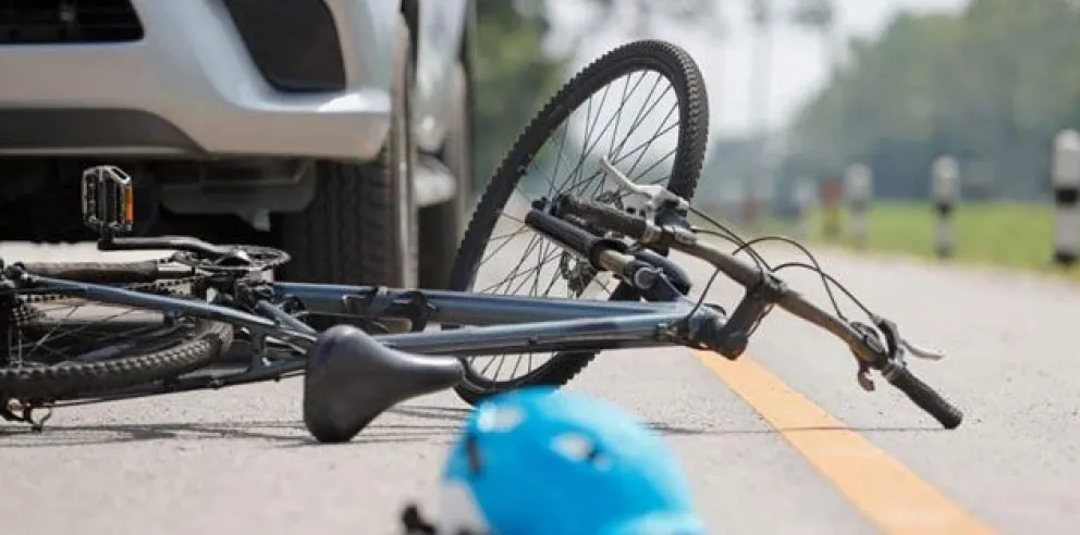 Choque entre un auto y una bicicleta: una joven termina hospitalizada