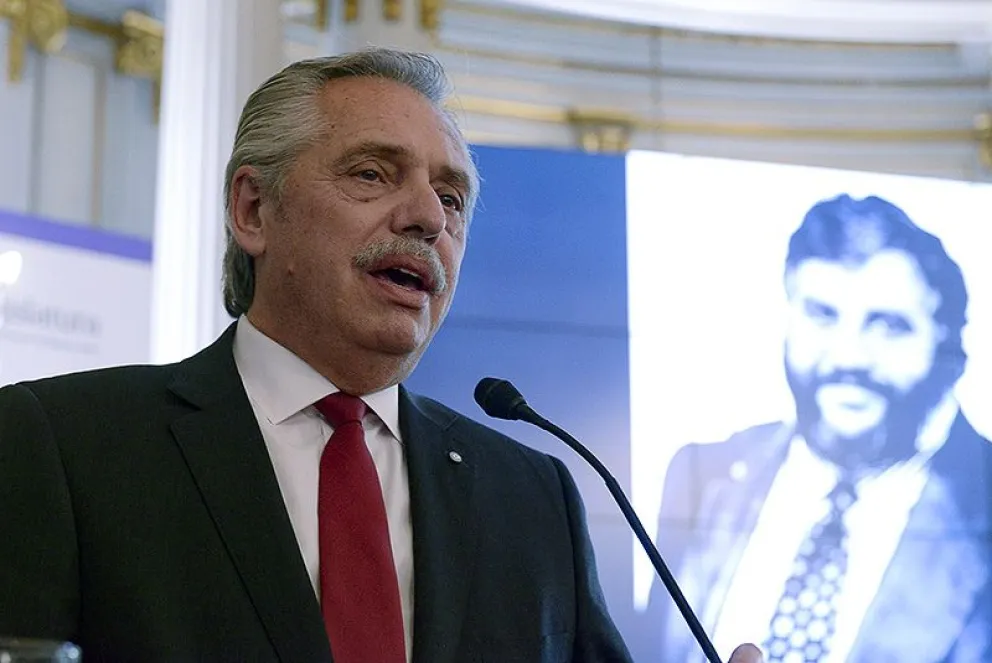 En el homenaje a "Tito" Pandolfi, Alberto Fernández llamó a defender la democracia en Argentina