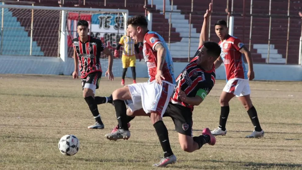 Foto torneo local. Ellos son dos de los equipos que jugarán el Regional Amateur