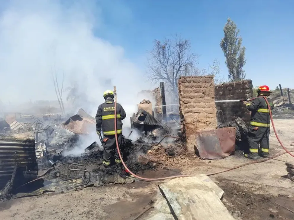 Vecinos prendieron fuego un basural y las llamas arrasaron con una casa