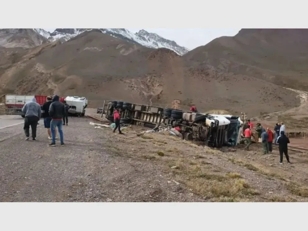 Un camionero sanjuanino murio tras chocar contra otro camión en Alta Montaña