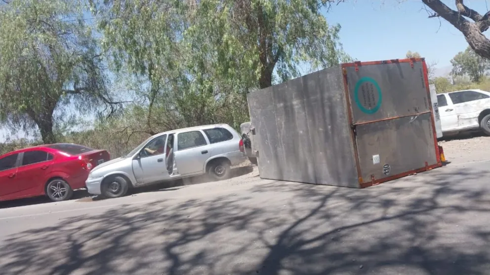 Fuerte choque frente al penal: el conductor de un vehículo se quedó dormido y destrozó a varios autos
