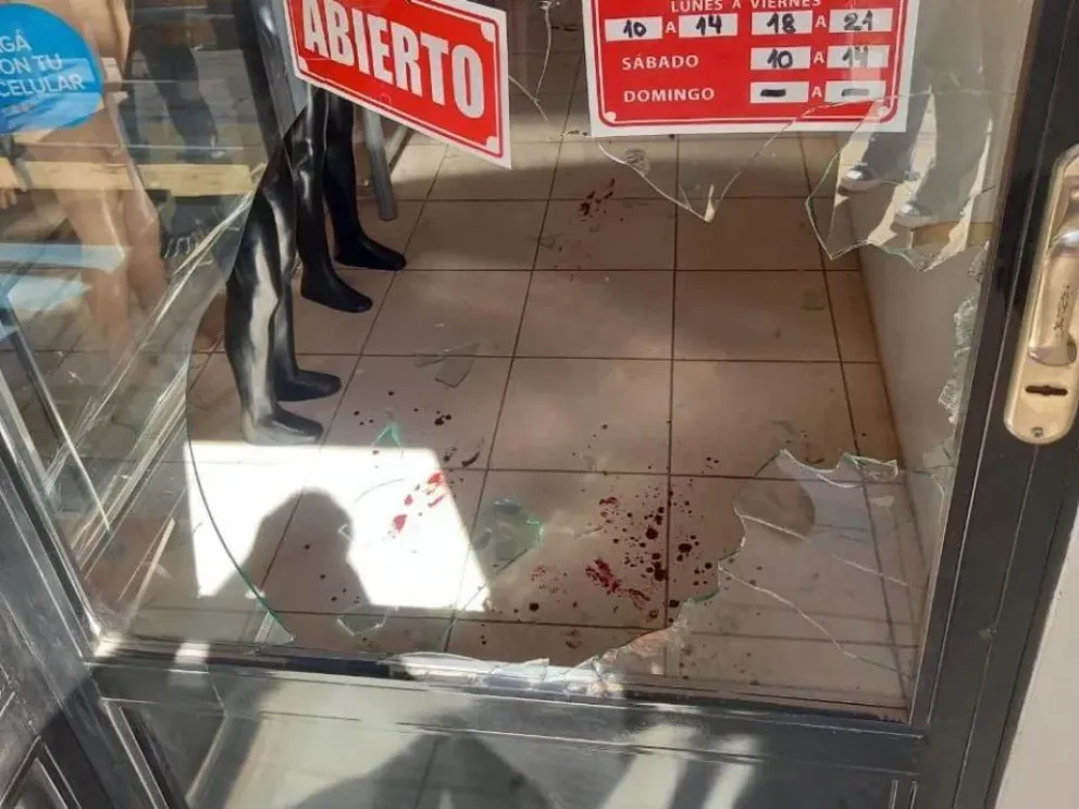 Entró a robar, rompió una puerta de vidrio y sufrió graves heridas