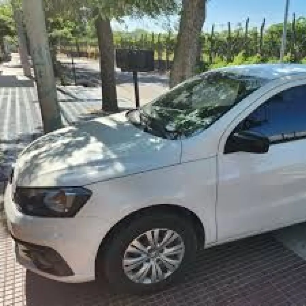 Un automovilista perdió el control, volcó y se salvó de milagro 