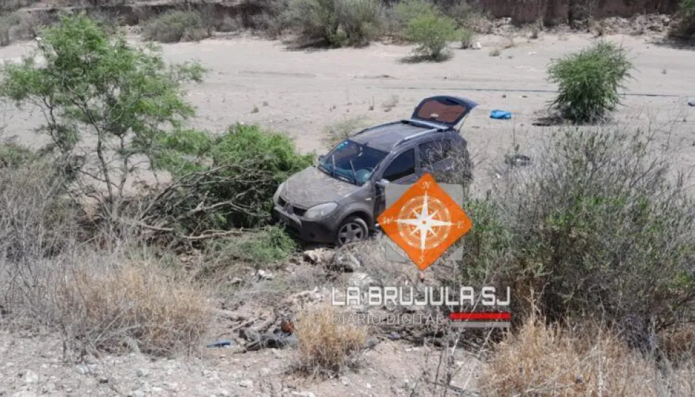 Una pareja perdió el control de su auto y cayó por un barranco 