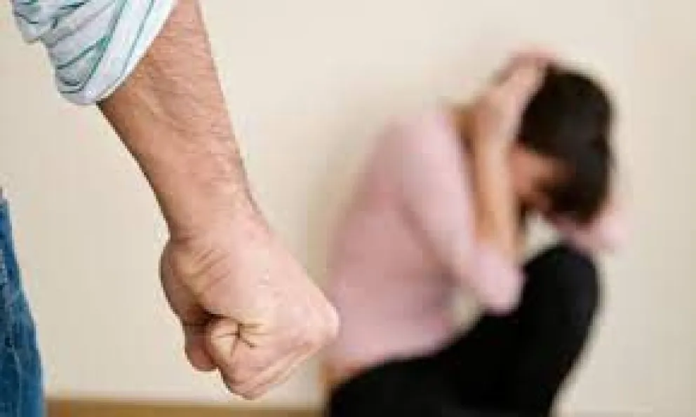 Un hombre fue condenado por golpear a su pareja frente a su hijo 