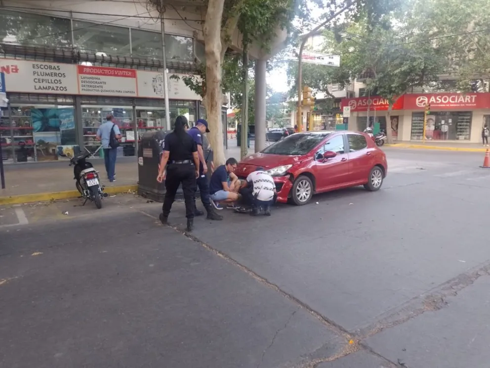 Colisión entre un auto y una moto en el microcentro