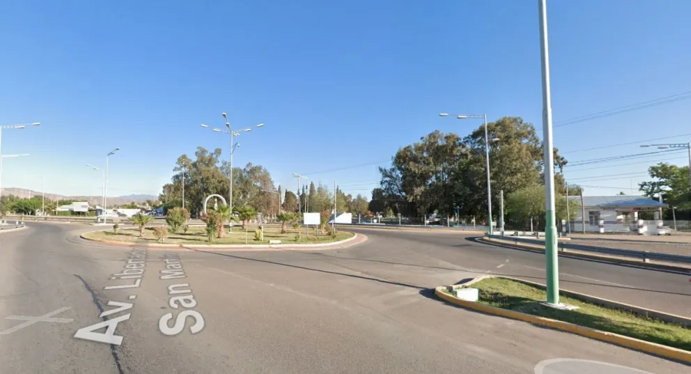 Un hombre volcó en una rotonda