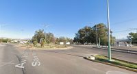 Un hombre volcó en una rotonda