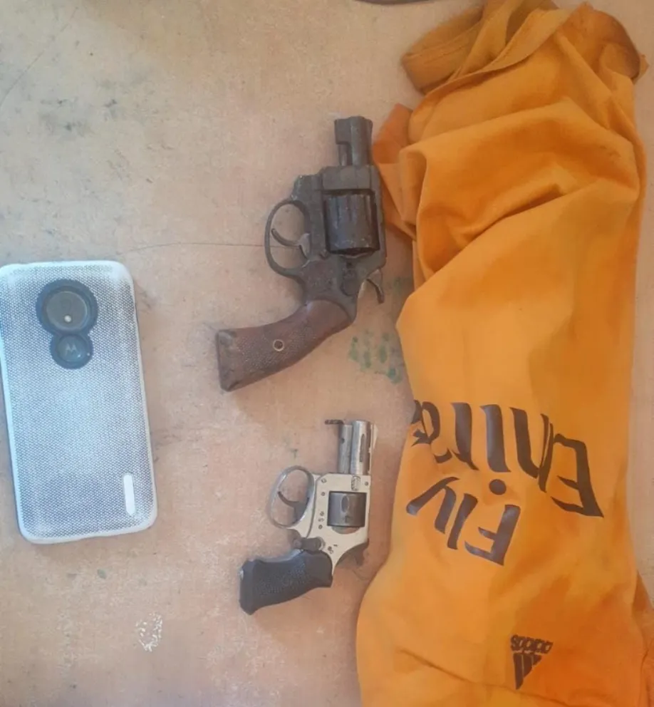 Una gresca terminó con policías apedreados, dos detenidos y el secuestro de armas