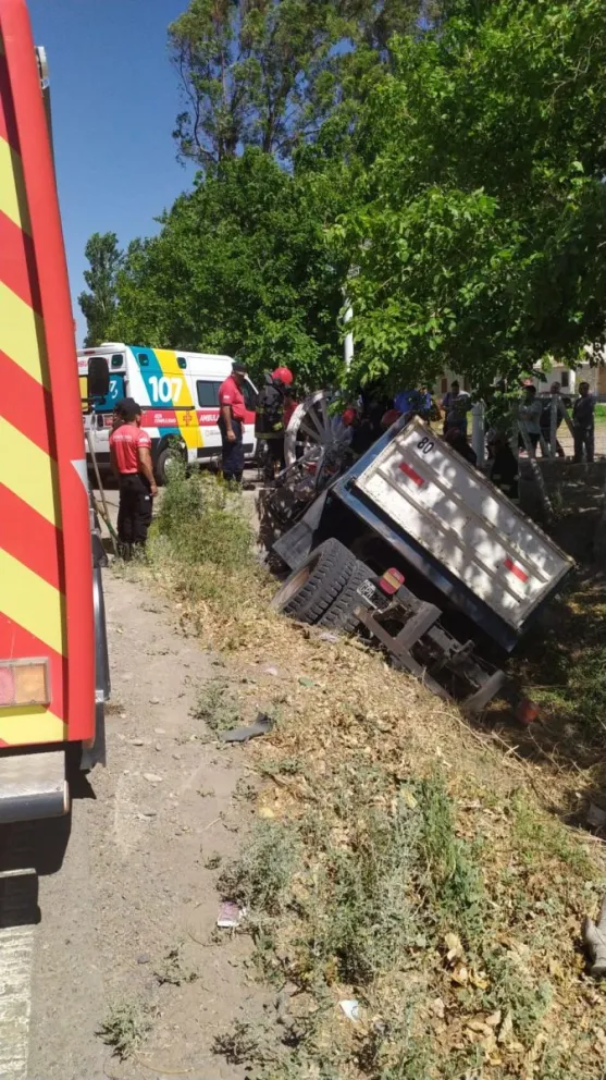 Un camión cayó a un desagüe y su conductor perdió la vida 