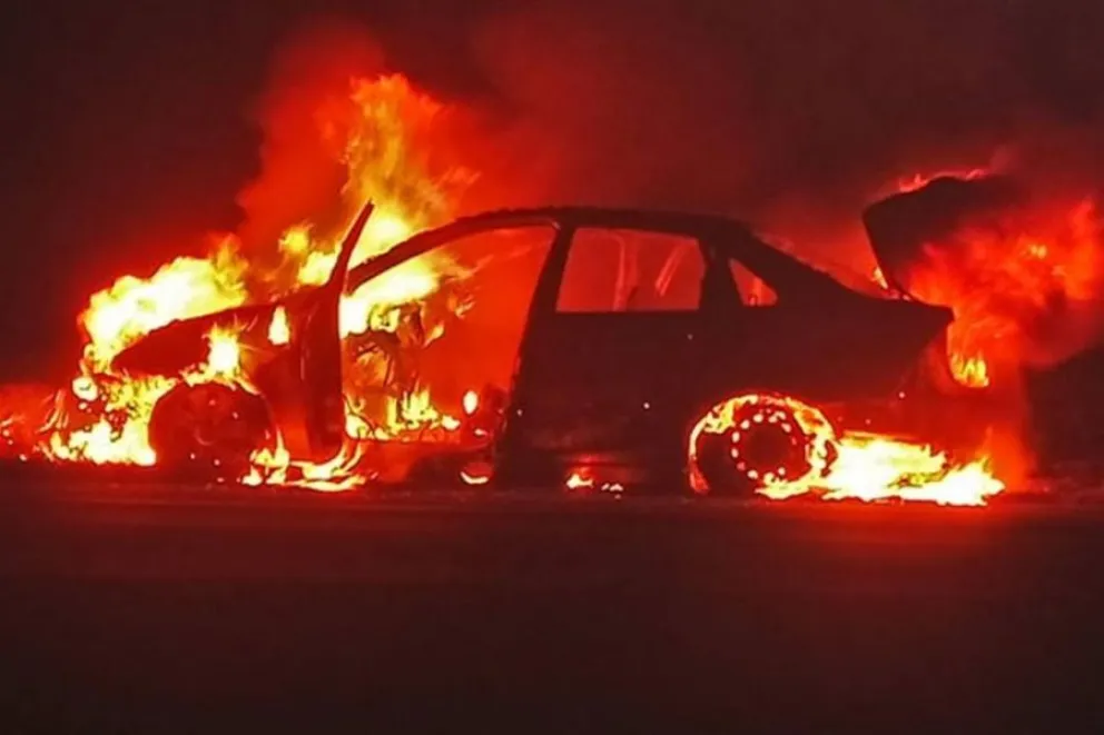 Un auto se incendió en plena calle