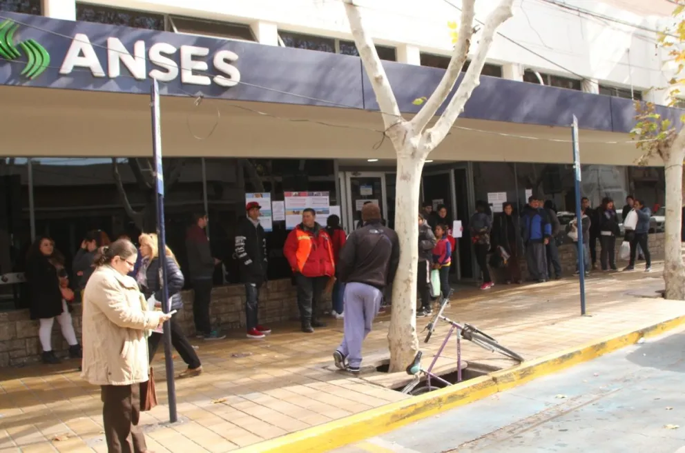 ¿Quiénes cobran sus haberes este jueves?